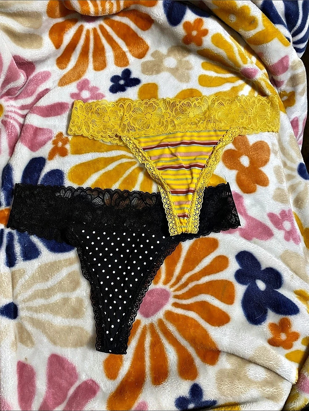 No Boundaries Lace Thong Panties Yellow & Black Size Small NWOT